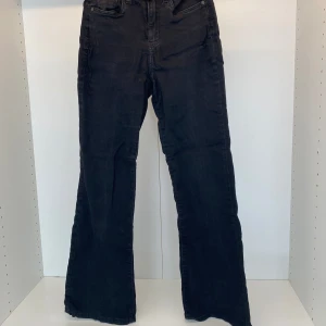 Bootcut jeans - Svarta bootcut jeans. Midja 26 och längd 30. Pris går att diskutera. Skriv vid frågor. 