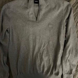 Hugo Boss halfzip - En stickad Hugo boss halfzip i storlek XS men sitter nästan ännu mindre som 158-170