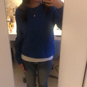 Sweatshirt - Säljer en blå sweatshirt från SHEIN i strl. XS. Använder inte längre.