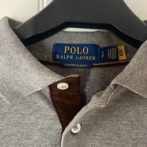 Ralph lauren långärmad piké i pimabomull, stolek S slim fit. - Långärmad piké i toppskick och i 100% hög kvalitativ bomull, passar både någon som brukar ha xs och s.