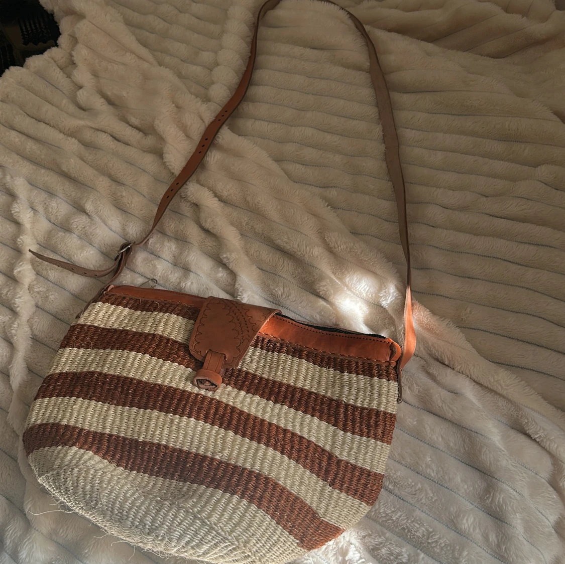 Randig axelväska i naturmaterial - 2