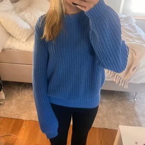 Blå stickad tröja - Stickad tröja från Lindex i storlek Xs. Pris kan diskuteras