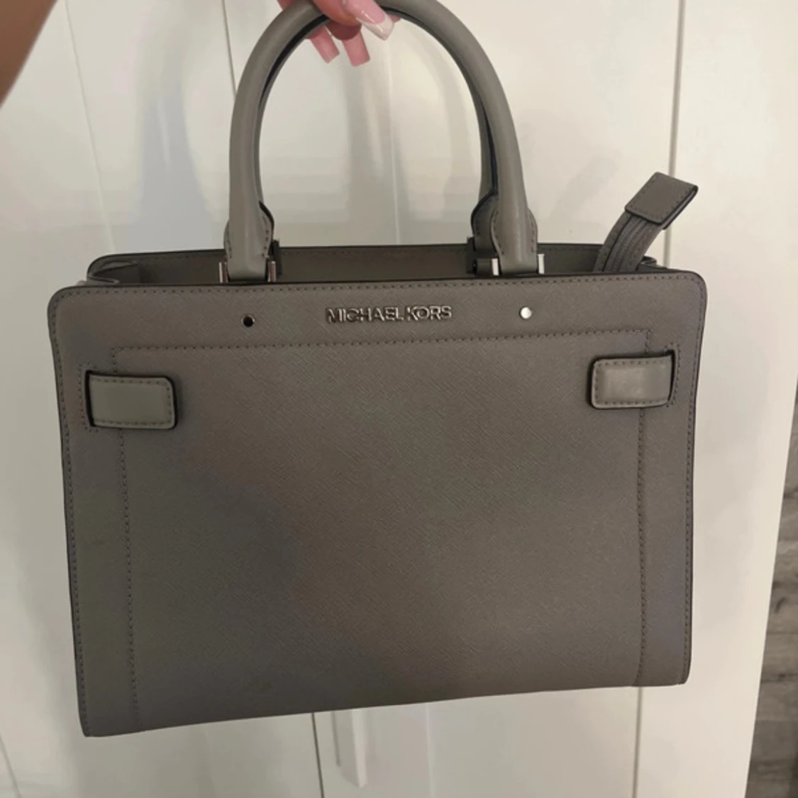 Grå handväska från Michael Kors