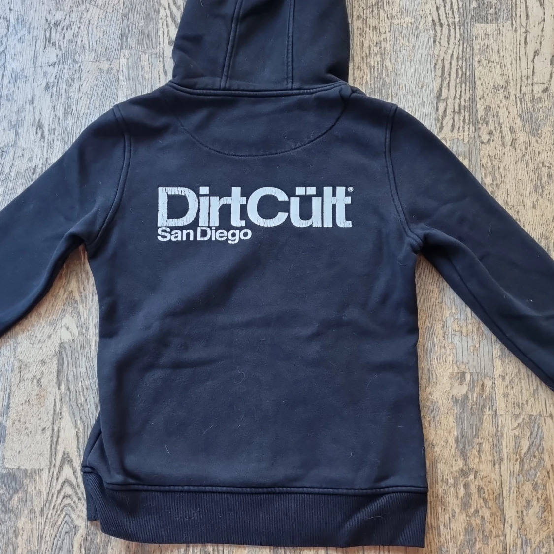 Svart hoodie från DirtCult - 2