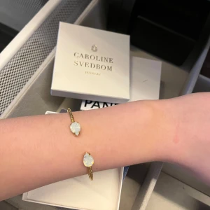 Armband från Caroline Svedbom🤍 - Super fint armband i guld med vita stenar från Caroline Svedbom🩷💐🍓Nästan aldrig använt och har kvittot kvar! Köpt för 595kr