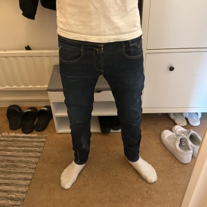 Blåa Replay Jeans 29/32 - Snygga blåa replay jeans, använda fåtal gånger. Skick 10/10 i princip helt nya. Storlek 29/32 slim fit.  Köpta för 1800kr, mitt pris: 799kr. Hör av er vid minsta fråga!