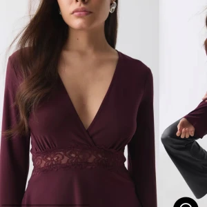 Gina topp med spetsdetalj -  Passar mig som även har S vanligtvis .Snygg vinröd topp med v-ringning och spetsdetalj i midjan. Långärmad design med en elegant omlottstil. Perfekt för en stilfull look.