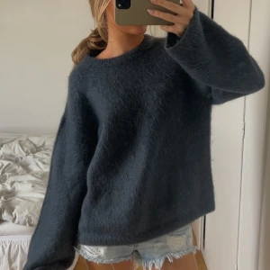 Blå stickad tröja - Superfin blå mohair tröja från & other stories som är helt slutsåld, endast använd ett fåtal gånger!💙