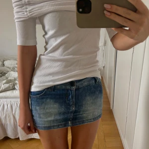 Jeanskjol - Så snygg lågmidjad jeanskjol💕MÅTT: midja 36cm, längd 26cm (stretchig)