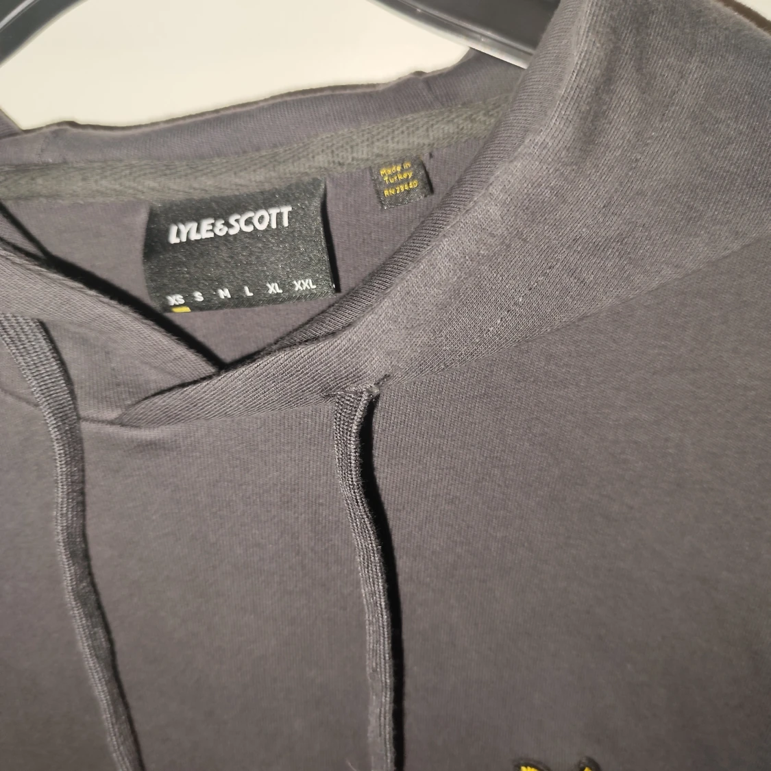 Svart hoodie från Lyle & Scott - 1