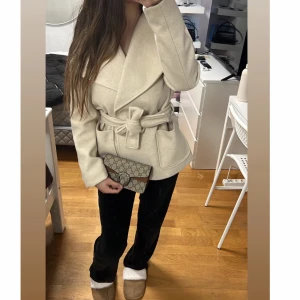 Beige kort kappa  - Storlek XS Aldrig använd  Skriv privat för fler bilder  