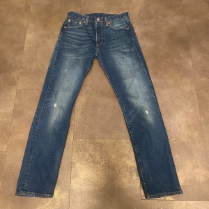 Levis jeans - Riktigt schyssta Levi's jeans i storlek W28 L32. Jeansen är i väldigt bra skick som nya. Mitt pris 500kr! Hör av er vid frågor och funderingar!