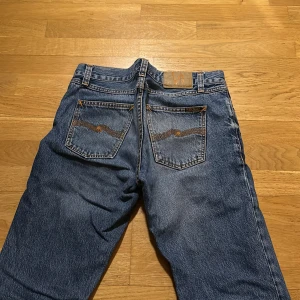 Ljusblå Nudie jeans med en snygg tvätt - Ljusblå Nudie jeans använda men fortfarande i väldigt bra skick!