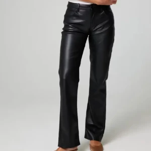 Svarta skinnbyxor - Snygga svarta skinnbyxor med låg midja och en straight passform. Byxorna har en klassisk design med dragkedja och knappar framtill. Perfekta för en stilren look.