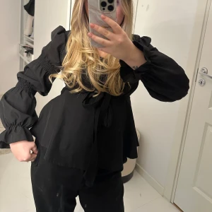 Blus  - Svart blus med knytning, inga defekter 