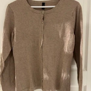 En beige + en mörkblå tunn kofta  - Snygg beige alt. mörkblå kofta från Soyconcept alt. Stockh LM. Den blå har två praktiska fickor och långa ärmar. Perfekt för lager-på-lager-stil. 75kr/st