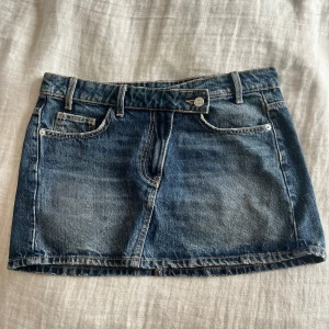 Lågmidjad jeans kjol - Säljer min jättefina lågmidjade jeanskjol ifrån Zara i storlek S. Endast använd en gång!💗