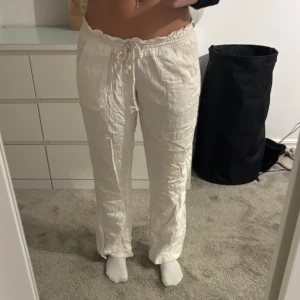 linne byxor från Roxy - Säljer ett par linne byxor från Roxy med en avslappnad passform. Byxorna har en elastisk midja med snörning och raka ben. Perfekta för en bekväm och stilren look.