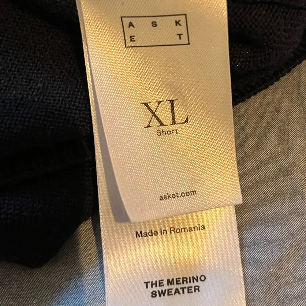 Säljer en stilren svart tröja från Asket i mjuk merinoull. Tröjan har en klassisk rund hals och långa ärmar, perfekt för kyligare dagar. Tillverkad i Rumänien. Passar både till vardags och mer uppklädda tillfällen.. Neuletakit & Villapaidat.
