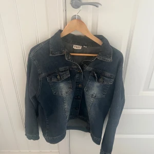 Mörkblå jeansjacka från X-Mail - Säljer en snygg mörkblå jeansjacka från X-Mail. Jackan har en klassisk design med knappar framtill och två bröstfickor med lock. Perfekt för en avslappnad stil. Pris kan diskuteras, skriv vid frågor💓💓