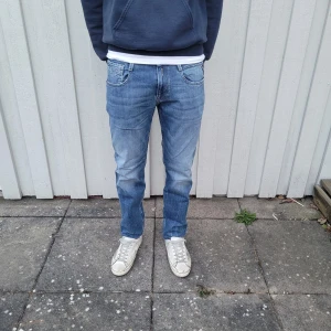 Replay Anbass jeans  - Replay jeans - Modell: Anbass - Storlek: W29/L30(uppsydda något) - skick: 9/10 - Nypris runt 2000kr