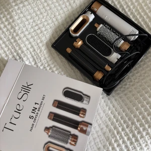 True Silk 5 i 1 Hårfönborsteset - True Silk 5 i 1 hårfönborsteset med flera utbytbara tillbehör. Setet innehåller olika borsthuvuden och en fön. Endast använd två gånger så kitet är som nytt!! Säljer pga köpt en dyson💞