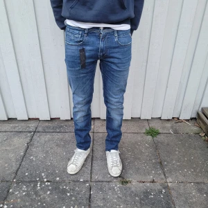 Replay Anbass jeans(helt nya) - Replay jeans - Modell: Anbass - Storlek: W28/L30(lapp saknas) - skick: 10/10(helt nya med 1 tag kvar) - Nypris runt 2000kr