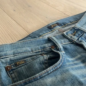 Blå jeans från Polo Ralph Lauren - Snygga blå jeans från Polo Ralph Lauren med riktigt feta tvätt ränder. Slim - regular passform, väldigt smått lösare än traditionella slim. Använda 1 eller 2 gånger, i princip nya! Nypris: Ca 2000