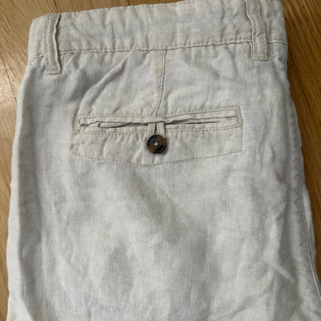 Beige linnebyxor med knappdetalj - 2