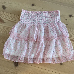 Söt sommarkjol - Jättesöt sommarkjol som inte kommer tikl användning. Endast använd en gång💞