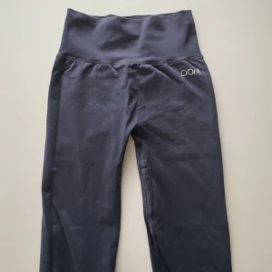 Mörkblåa tränings byxor från stadium - Mörkblå träningsbyxor från Drop of Mindfulness med hög midja. Tillverkade i en mjuk och stretchig blandning av polyamid och elastan, vilket ger en bekväm passform. Perfekta för träning eller en avslappnad dag. 