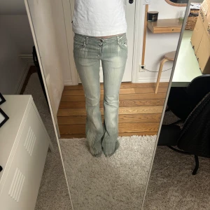 Grå gröna bootcut jeans från Dnt - Snygga grå/gröna bootcut jeans från Dnt med en unik tvättad look. De har klassisk femficksdesign. Mycket stretchiga! Midjemått rakt över: 34 cm (stretch till 39cm) Innerbengslängden: 85 cm💕Inga defekter, kan gå ner i pris vid snabb affär!