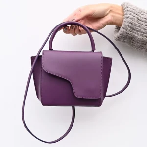 Lila handväska i skinn - Säljer denna super fina lilla lila ATP väska som inte säljs längre! Inga defekter eller tecken på användning