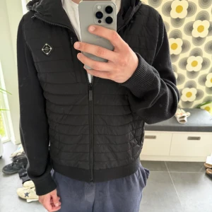 Svart J.Lindeberg Cardigan - Tjena! Säljer nu denna extremt snygga cardigan från J Lindeberg som är perfekt för våren! Den har inga tecken på användning och har inte heller några defekter. Slutsåld överallt, köpt för 2999kr Storlek: L men passar även M | Skick: 9,5/10 