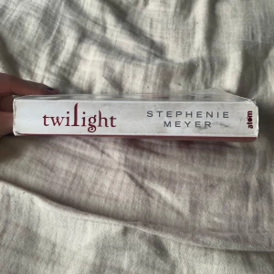 Twilight - Säljer boken 'Twilight' av Stephenie Meyer. Perfekt för dig som gillar romantiska och övernaturliga berättelser. Boken är i ok bra skickt men är ganska gamal, kom järna med prisideer!