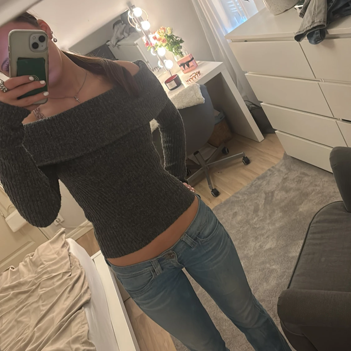 Grå offshoulder stickad tröja