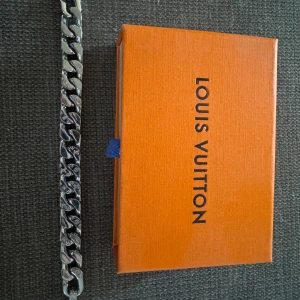 Silverfärgat armband  - Snyggt och stilrent silverfärgat armband, mycket fint lite små slitet på baksidan men ingen som ser. Kom med bud  