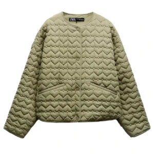 jacka från ZARA - Säljer denna super snygga och perfekta vårjackan. gröna quiltad jacka från ZARA. Använd fåtal gånger så är i nyskick!😊💕