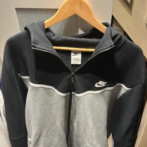 Nike tech (old season) - Nike tech old season. XL, denna modell säljs ej av Nike längre vad jag vet. nypris idag 1400-1800kr beroende på storlek. Mycket bra skick inga synliga tecken på användning. Pris kan diskuteras vid snabb affär!;)