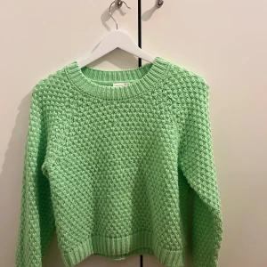 Grön stickad tröja - Jätte gullig grön tröja jätte fin till våren och sommaren från name it! Färgen är svår att fånga på bild men den är super fin färg iallafall! Den är i storlek 158/164 passar mig som är xs/s! ❤️
