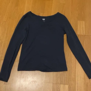 Marinblå långärmad topp från 157 - Säljer en marinblå långärmad tröja från lager. Bra skick, säljer för att den inte kommer till användning💗