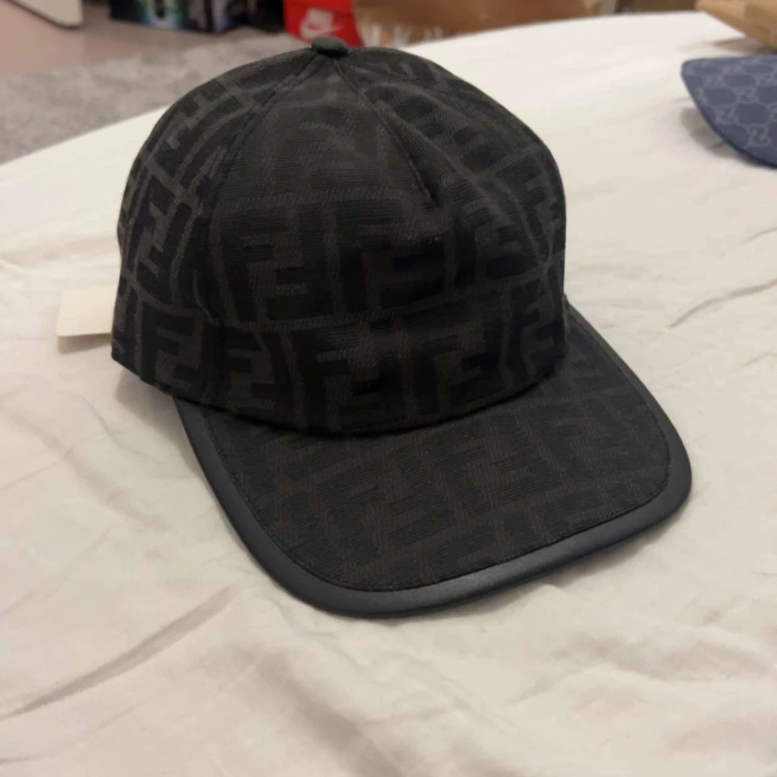 Svart Fendi keps med monogram