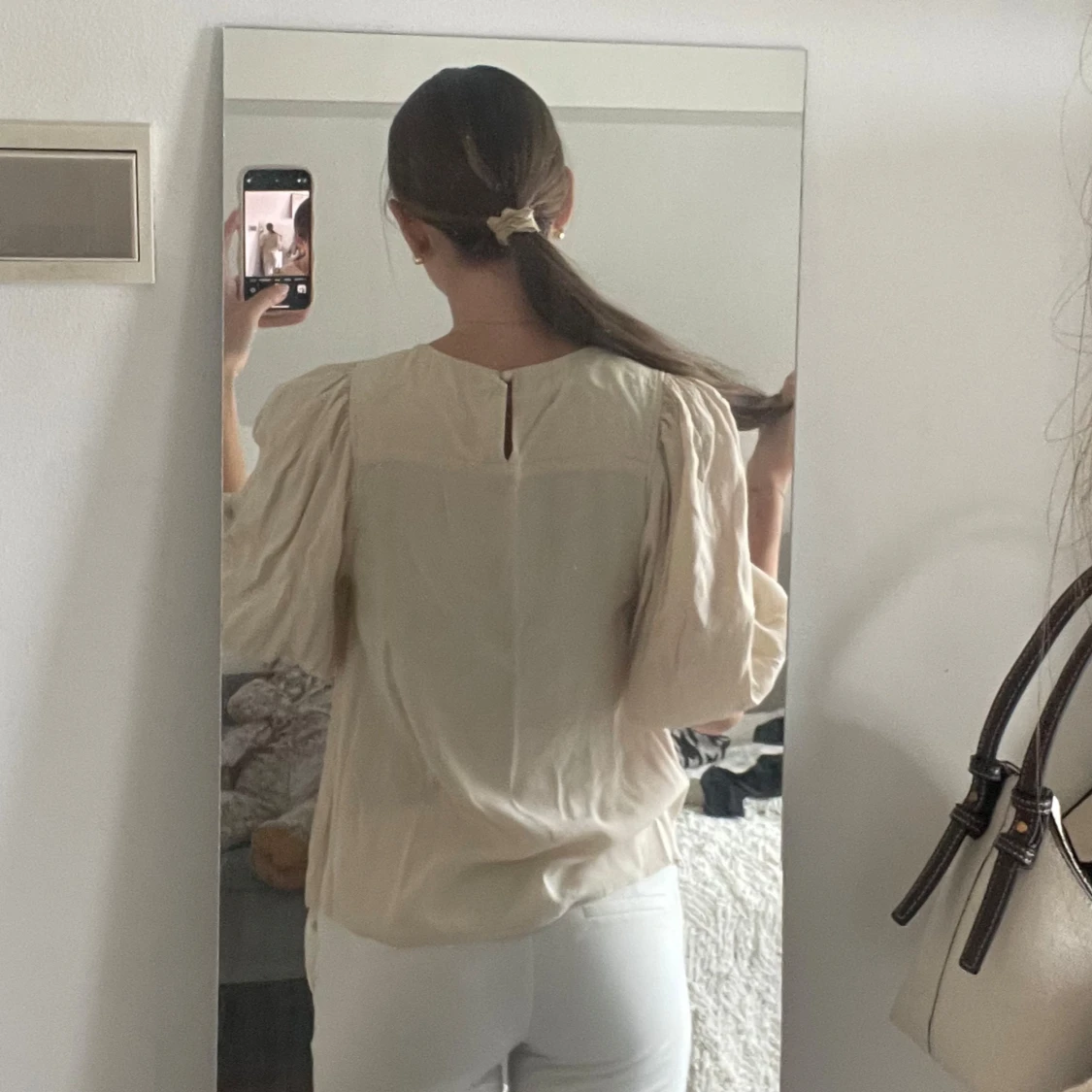 Beige blus med puffärm - 2