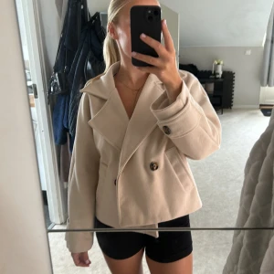 Beige croppad kavajjacka  - Super snygg höst jacka. Står ingen storlek men jag har normalt S i jackor och den sitter lite ”boxigt” och snyggt på mig. Är 160 lång💕💕