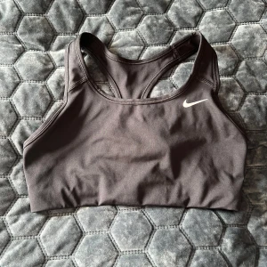 Svart sporttopp från Nike i storlek M - Aldrig använd endast provad.