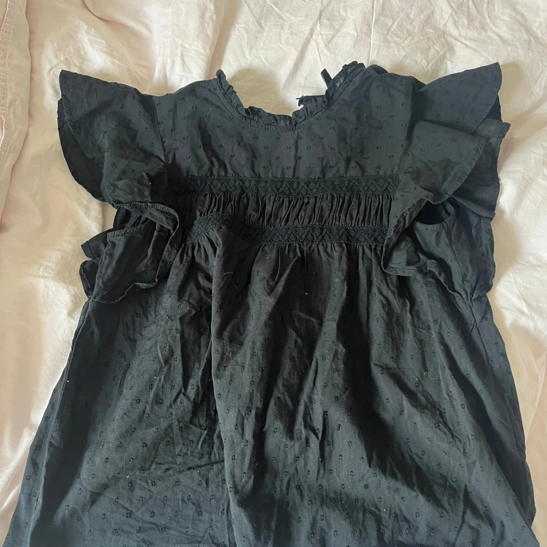 Svart blus med volangärmar - 2