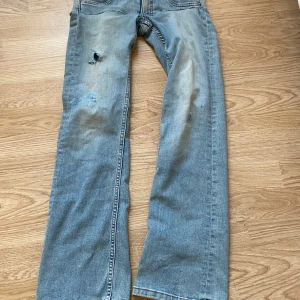 Ljusblå bootcut jeans  - Ett par ljusblåa jeans från Kappahl som är mina första nedsydda. Man ser knappt på att de e nersydda. Det är 1/2 hål i dem som ja gjorde själv  