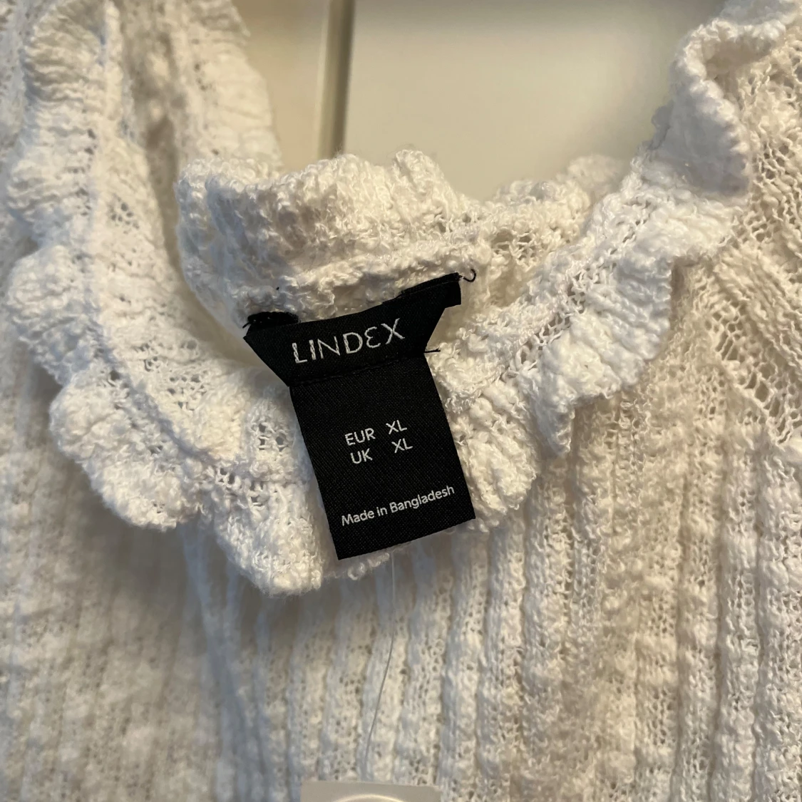 Vit stickad tröja med volang från Lindex - 2