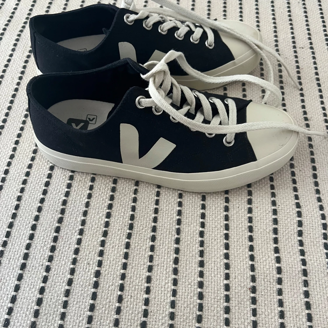 Svarta Veja sneakers med vit sula