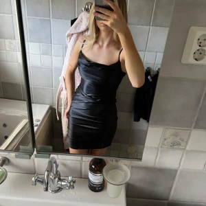 Svart satinklänning Bikbok  - Jättefin svart satinklänning, aldrig använd så därav i toppskick!!